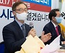 질문에 답변하는 최재형 전 감사원장