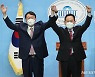 함께 손들어 인사하는 윤석열-주호영