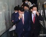마스크 만지며 함께 이동하는 윤석열-주호영