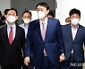 공동기자회견 위해 함께 이동하는 윤석열-주호영