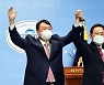 손 들어 보이는 윤석열-주호영