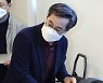가방에서 자료 꺼내는 김동연