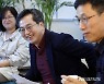 밝은 표정으로 대화 나누는 김동연 전 부총리