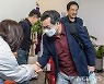 권경애 변호사와 인사 나누는 김동연