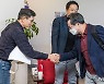진중권 전 교수와 대화 나누는 김동연