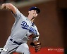 로버츠의 '오프너' 승부수, 1회 어이없는 폭투로 1실점 허용 '실패' [NLCS1]