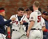 '동점 홈런→끝내기 안타' 24세 젊은 거포, 애틀랜타 영웅이 됐다 [NLCS1]