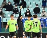 옐로카드 받는 쿠니모토 [사진]