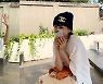'김무열♥' 윤승아, 명품 비니쓰고 대학생 같은 비주얼..뭐가 그리 좋을까