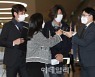 [포토]검찰, '대장동 개발 로비·특혜 의혹 키맨' 남욱 공항서 체포 압송