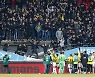 네덜란드 프로축구 관중석 스탠드 붕괴..부상자는 없어