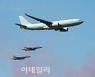[포토]파란하늘에 나타난 KC-330 공중급유기