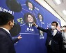 "尹-김만배·박영수, 어떤 뒷거래 있었나"..국감장 밖 與 지원사격