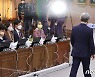 [국감] 야당의원 앞 지나가는 이재명 지사