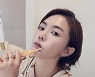 '이용규♥' 유하나 "1년에 5번 뽀뽀, 3번 남았으니 양치질하며 기다려"
