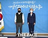 한국노총 방문해 기념촬영하는 강경화 [포토]