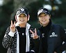 카메라를 향해 V자를 그리는 최혜진과 박지영 [KLPGA 동부건설-한국토지신탁]