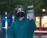 [포토] 영재, 퇴근길 하트는 참을 수 없지!