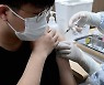 "대면수업·가족여행 하고 싶어요"..16~17세 백신 접종 첫 날