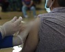 미국 곳곳서 '백신 의무화' 갈등..파우치 '5차 유행' 경고
