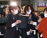 '대장동 핵심 인물' 남욱, 공항서 체포..취재진 질문에 "죄송하다"