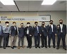 '즐거운 일터 만들기'..맘스터치 김동전 대표, 사내직원들과 '스킨십' 경영 눈길