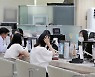 전세대출 재개 첫날, 은행은 한산했다.. "정책 또 바뀔 수 있어 불안"