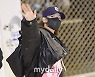 블랙핑크 리사, 오늘 파리서 귀국..밝게 웃으며 '손하트'