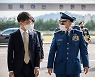 함께 이동하는 박재민 차관-파야드 사우디 총참모장