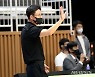 작전지시하는 KT 서동철 감독