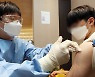 16~17세 접종 첫날 모더나 '오접종' 사례.."모니터링중"