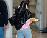 블랙핑크 리사,'상큼하게 돌아보며 손인사' [사진]