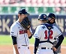 용돈 100만원 걸었는데..좀처럼 열리지 않는 두산 토종에이스 지갑