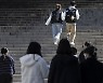 화상으로만 보던 교수·학생 처음 만나.. 대면수업 전환 서울대 교정 곳곳 '활력'
