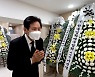 안성기, 故최지희 빈소 찾아..두 손 모아 애도