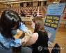 '찾아가는 백신 접종' 화이자 맞는 외국인 유학생
