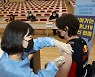 화이자 백신 접종받는 외국인 유학생