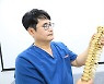 "갑자기 목이 기울고 머리가 떨린다면 '근긴장이상증'(사경증) 의심"
