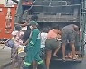(영상)쓰레기차 뒤지는 주민들.. 브라질 부자 동네의 일상