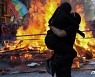 부둥켜 안은 칠레 반정부 시위대