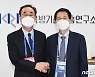 임영일 국방기술진흥연구소장과 악수하는 장세용 구미시장