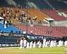 키움 '오랜만에 야구장 찾은 팬들 향해 인사'