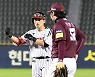 [포토] 서건창 '옛 동료 안우진의 156km 직구를 안타로!'