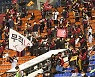 [포토] '모두 유광 점퍼 입고 LG 응원'