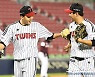 [포토] 임찬규 '이닝 마친 뒤 미소'