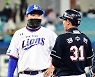 [포토] 정수빈 '오재일 형님 오랜만입니다'