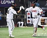 [포토] 유강남 '솔로포 가동'
