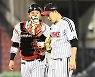 [포토] 유강남-임찬규 '홈런은 잊고'