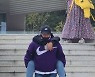 '심진화♥' 김원효, 엄마 등에 업은 '효자'.."다리 안 아프게 해주세요"