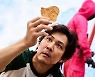 디즈니는 '상생'·넷플은 '배짱'?..불붙는 '망 사용료' 논란
